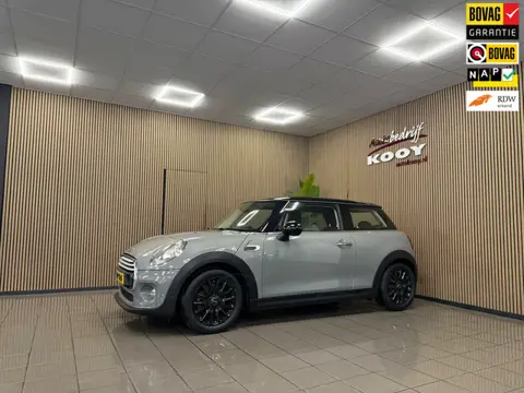 Mini 1.5 Cooper Salt Business * Navigatie / Cruise control / LM Velgen / NL Auto *