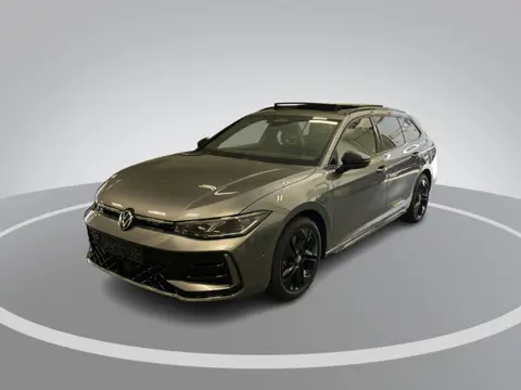 Volkswagen Passat Variant 1.5 272pk DSG eHybrid R-Line Edition · Panoramadak · 360 Camera · Wegklapb
