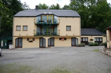 Groepsaccomm. (54p) met 25 slpk en eigen badk nabij La Roche