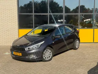 Kia Cee'd 1.6 4 seizoenen banden, trekhaak, airco