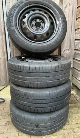 4 gebruikte banden 205/60 R16 stalen velg