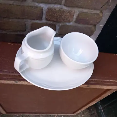 roomstel, melkkannetje + suikerpotje op onderzetter