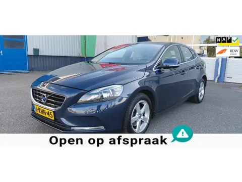 Volvo V40 1.6 T3 Momentum, in Excellent mooie staat verkerende 100 % Volvo dealer onderhouden auto.