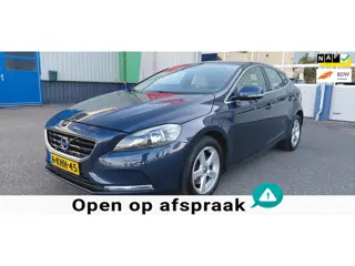 Volvo V40 1.6 T3 Momentum, in Excellent mooie staat verkerende 100 % Volvo dealer onderhouden auto.