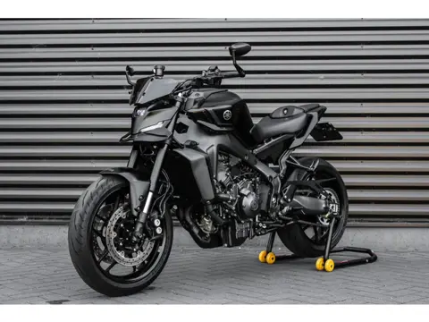 Yamaha Tour MT- 09 ABS 119PK 2025 NIEUWSTAAT / COMPLETE DOCUMENTATIE / CUSTOM SC EXHAUST / QUICK SHI