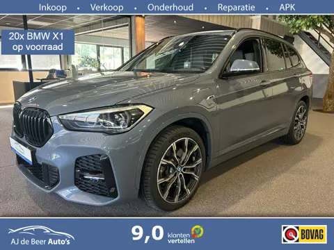 BMW X1 xDrive25e High Executive M-Sport | Panorama | 19” | Trekhaak | Camera | HUD | Stormbay metall