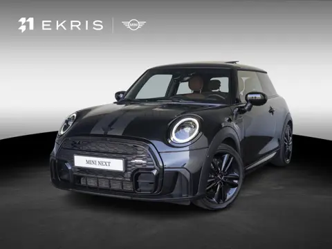 MINI 3-Deurs Cooper Aut. | JCW-pakket | Stuur & Stoelverwarming | Glazen panoramadak | Adaptief onde
