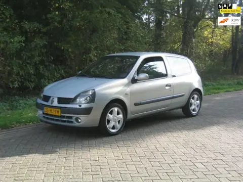 Renault Clio 1.6-16V Dynamique (bj 2001) AIRCO / TREKHAAK