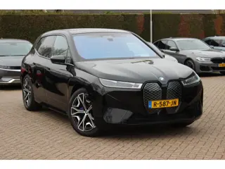 BMW iX xDrive40 Executive 77 kWh / SoH 97,3% / Trekhaak / Panoramadak / 360Camera / Harman Kardon / 