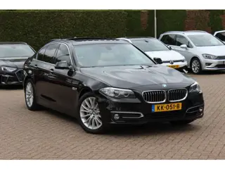 BMW 5 Serie 520i Luxury Edition / NL Auto! / Schuifdak / Leder / Navigatie / Parkeerhulp V+A / 18'' 
