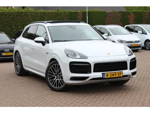 Porsche Cayenne 3.0 E-Hybrid / Trekhaak / Panoramadak / 360Camera / Luchtvering / 21'' / Bose / Spor