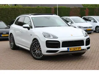 Porsche Cayenne 3.0 E-Hybrid / Trekhaak / Panoramadak / 360Camera / Luchtvering / 21'' / Bose / Spor
