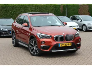 BMW X1 xDrive20i High Exe. / Trekhaak / Panoramadak / Head-up / Leder / 19'' / Navigatie / Stoelverw