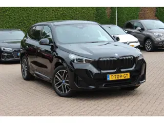 BMW iX1 xDrive30 Launch Edition 67 kWh M Sport / SoH 94% / Trekhaak / 360Camera / Head-up / Leder / 