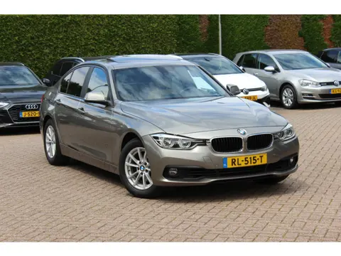 BMW 3-serie 320i Corporate Lease High Executive / Trekhaak / Schuifdak / Leder / Navigatie / Parkeer