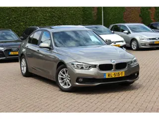 BMW 3-serie 320i Corporate Lease High Executive / Trekhaak / Schuifdak / Leder / Navigatie / Parkeer