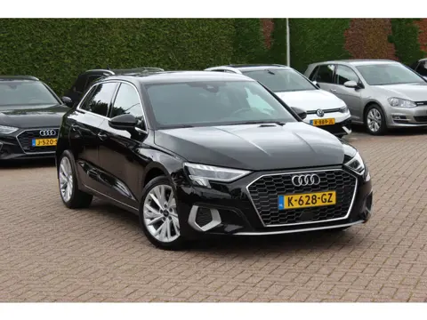 Audi A3 Sportback 30 TFSI Business edition / Trekhaak / CarPlay / Parkeerhulp achter / 17'' / LED Ko