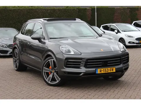 Porsche Cayenne 3.0 E-Hybrid / Trekhaak / Panoramadak / Camera / Luchtvering / 22'' / Sportchrono / 