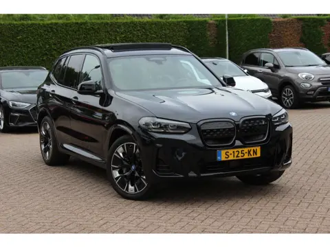 BMW iX3 High Executive 80 kWh / SoH 95,6% / Trekhaak / Panoramadak / 360Camera / Head-up / 20'' / Le