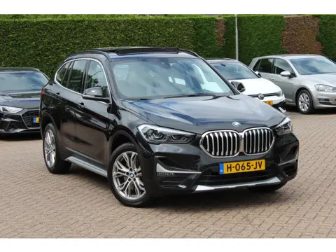 BMW X1 sDrive20i High Executive / Panoramadak / Leder / CarPlay / Parkeerhulp V+A / 18'' / Sportstoe