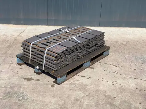 JCB JS240 / JS260 / JS300 Shoes/Pads (bj 2026)