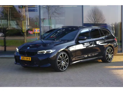 BMW 3 Serie Touring 330e 293 PK xDrive M-Sport Pro PHEV, Panoramadak, Kuipstoelen, Head-Up, Memory, 