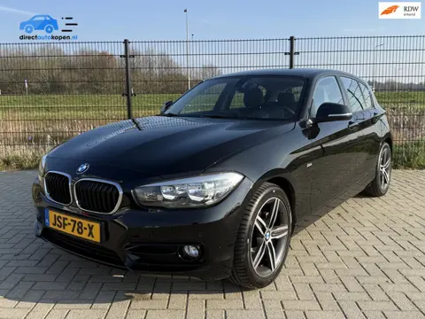 BMW 1-serie 118i Sport Line Aut.| Leder | PDC Voor & Achter | Stoelverw. | Trekhaak | CC | 17"LMV
