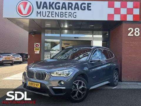 BMW X1 xDrive20i Executive // PANO / SCHUIF- KANTELDAK // NAVI // PDC V+A // CRUISE // TREKHAAK // E