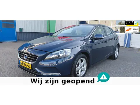 Volvo V40 1.6 T3 Momentum, in Excellent mooie staat verkerende 100 % Volvo dealer onderhouden auto.