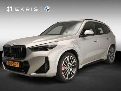 BMW X1 xDrive25e | M-Sportpakket | LED | HUD | Active cruise | Panoramadak | Trekhaak | Stoelverwarm