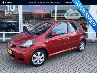 Toyota Aygo 1.0-12V Aspiration Red slechts 79288KM! Airco, luxe bekleding, LM velgen, leuke auto!
