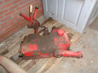 International - 955 of 1055 hefdeksel