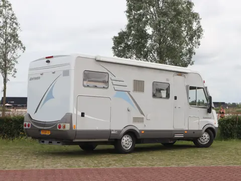 Hymer B614 2.8 JTD 126PK / Dwars bed / Hefbed / Garage / Camera / Cruise control