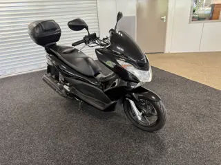 Honda PCX 125 goed onderhouden met topkoffer (bj 2011)