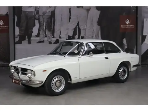 Alfa Romeo GT 1300 Junior "Scalino"