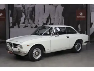 Alfa Romeo GT 1300 Junior "Scalino"