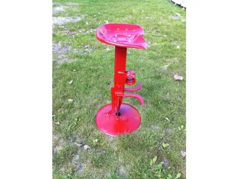 OLD METAL barkruk gemaakt van gebruikte metalen agrische onderdelen