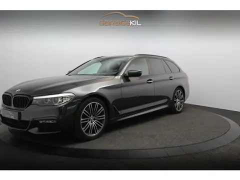 BMW 5-serie Touring 520i High Executive M-Sport M-Sport / Sport onderstel / Camera / 19'' LM velgen 