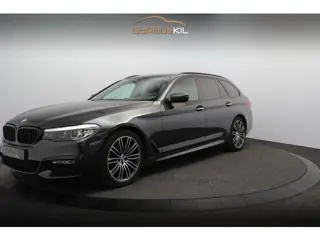 BMW 5-serie Touring 520i High Executive M-Sport M-Sport / Sport onderstel / Camera / 19'' LM velgen 