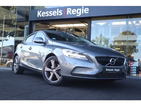 Volvo V40 2.0 T3 Momentum | Stoelverwarming | LED | Sensoren | 17" | Cruise | Clima