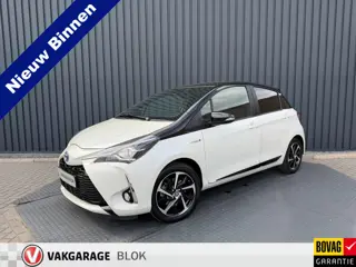 Toyota Yaris 1.5 Hybrid Bi-Tone Plus | Pano dak | PDC Achter | 10 jr GARANTIE | Rijklaar!!