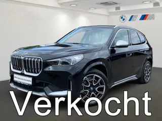 BMW iX1 xDrive30 67 kWh (230kW/313pk) ** LED, LEDER, PANO, TREKH, DRIV. ASS+, 19-inch LMV ** 1e EIG 