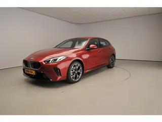 BMW 1 Serie 5-deurs 120 | M-Sportpakket | LED | Navigatie | Sportstoelen | Shadow line | DAB | Alu 1