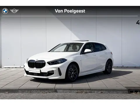 BMW 1 Serie 120i M-Sport Panorama Dak / Stuurwielrand Verwarming / Stoel Verwarming / Hi-Fi / Park A