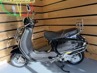 Vespa Bromscooter LX 50 4T Touring (bj 2010, automaat)