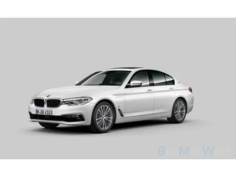 BMW 5-serie 530e Sport Line | Bowers & Wilkins | massage | head-up | softclose | schuifkanteldak | s