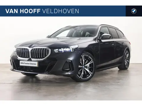 BMW 5 Serie Touring 550e xDrive M Sport Automaat / Trekhaak / Panoramadak / Comfortstoelen / Comfort