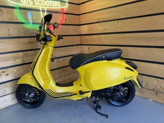 Vespa Bromscooter Sprint 4T Custom (bj 2016, automaat)