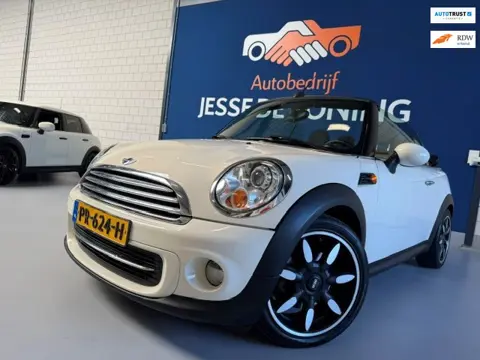 Mini Cabrio 1.6 Cooper Automaat / bj.2012 / kleur: wit / sportvelgen / NAP met 157836 km./ APK 08/20