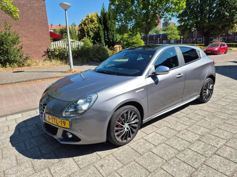 Alfa Romeo Giulietta 1.4 T Exclusive AUTOMAAT, LEER